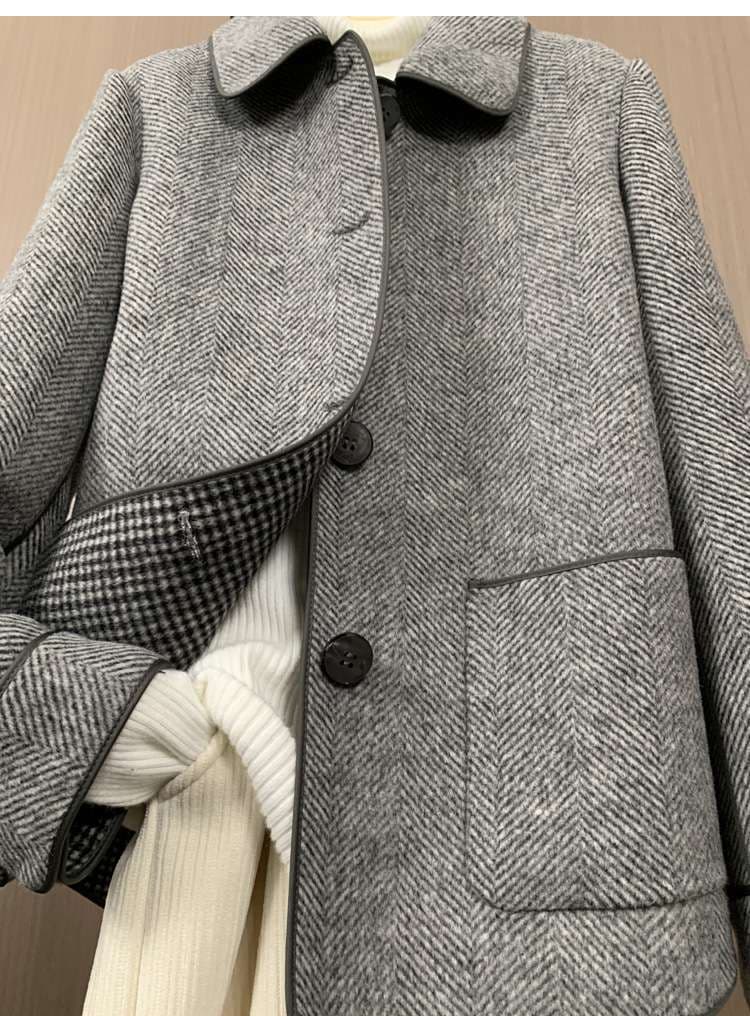 50代ファッション ヘリンボーン柄ショートコート