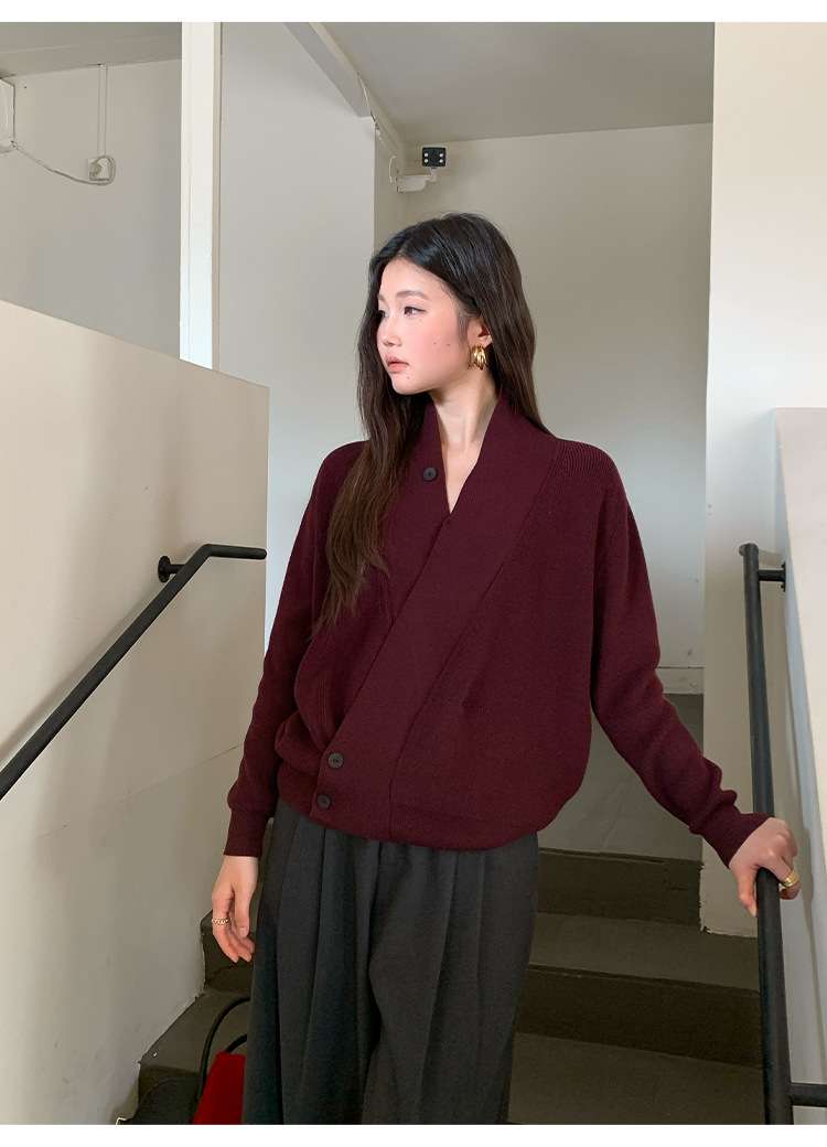 50代ファッション 優雅な襟付きウールニット