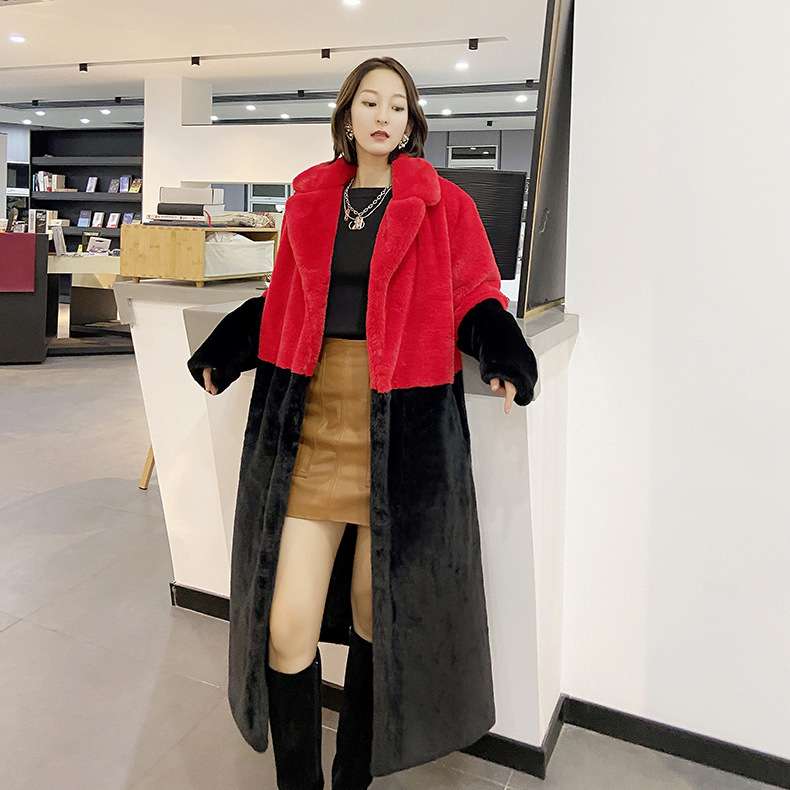 50代ファッション 上品な配色ファーコート