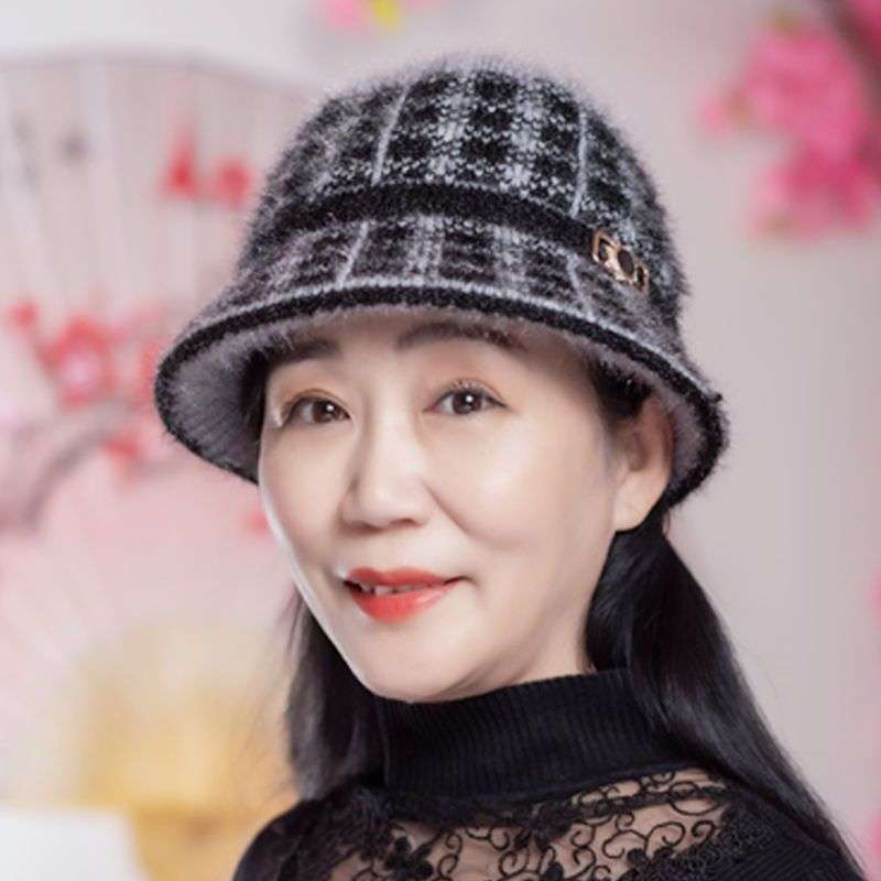 50代ファッション 柔らかな質感の格子柄バケットハット