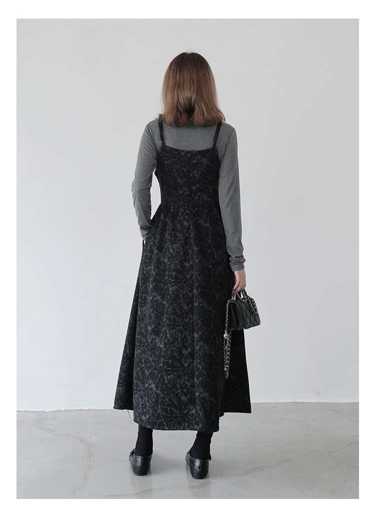 50代ファッション 上品なレイヤードマキシワンピース