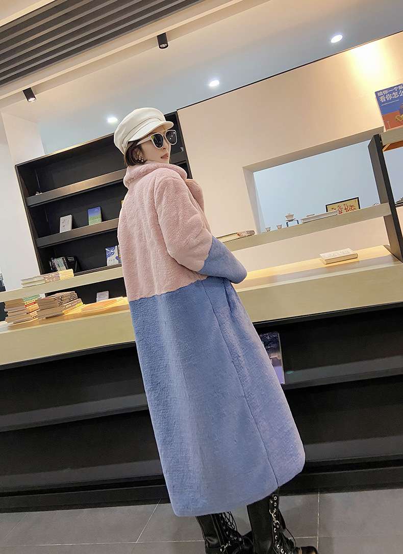 50代ファッション 上品な配色ファーコート