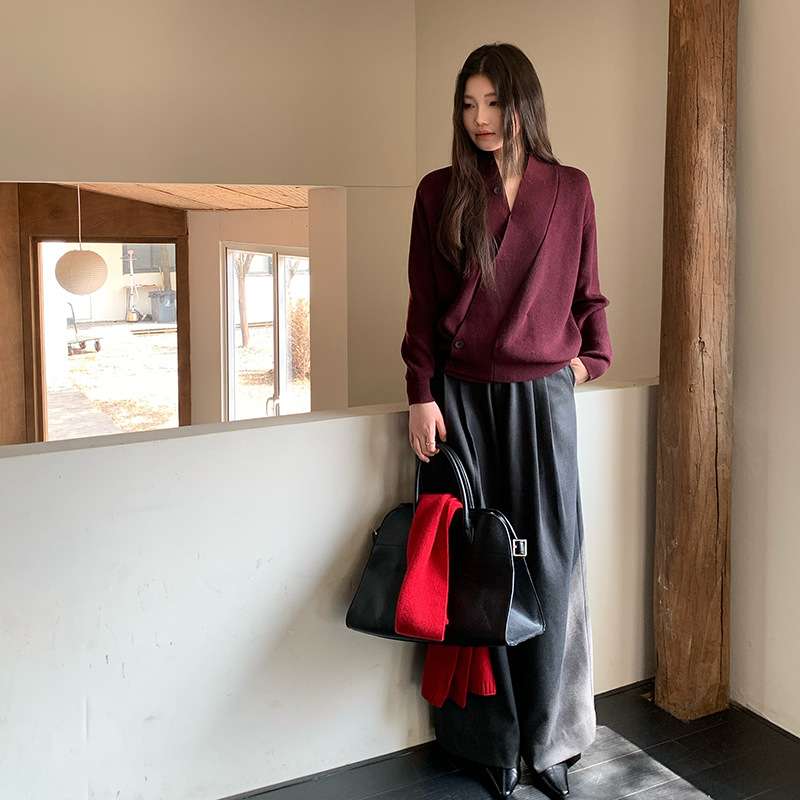 50代ファッション 優雅な襟付きウールニット