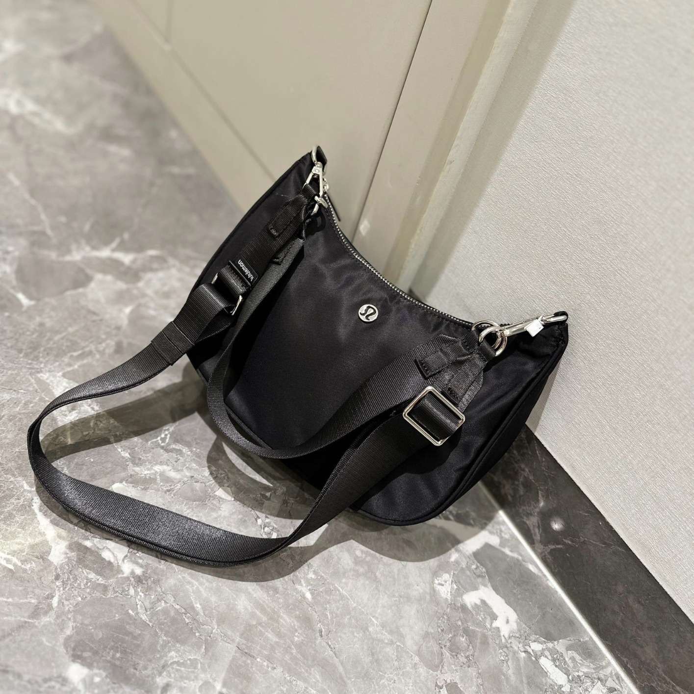 50代ファッション シンプル洗練ショルダーバッグ