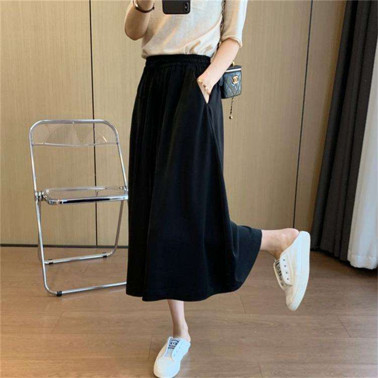 50代ファッション 大人の余裕を感じさせるワイドパンツ