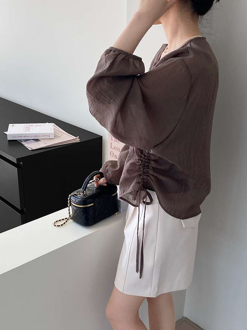 50代ファッション 優美なドレープシャツ
