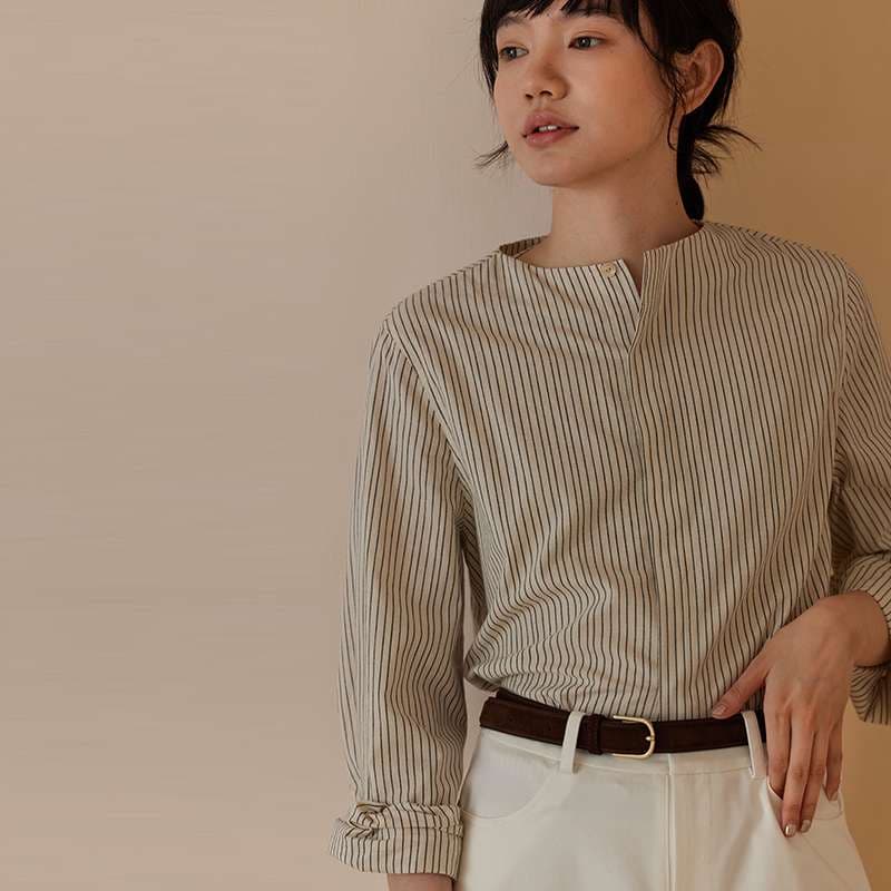 50代ファッション 上品ストライプデザイン襟なしブラウス