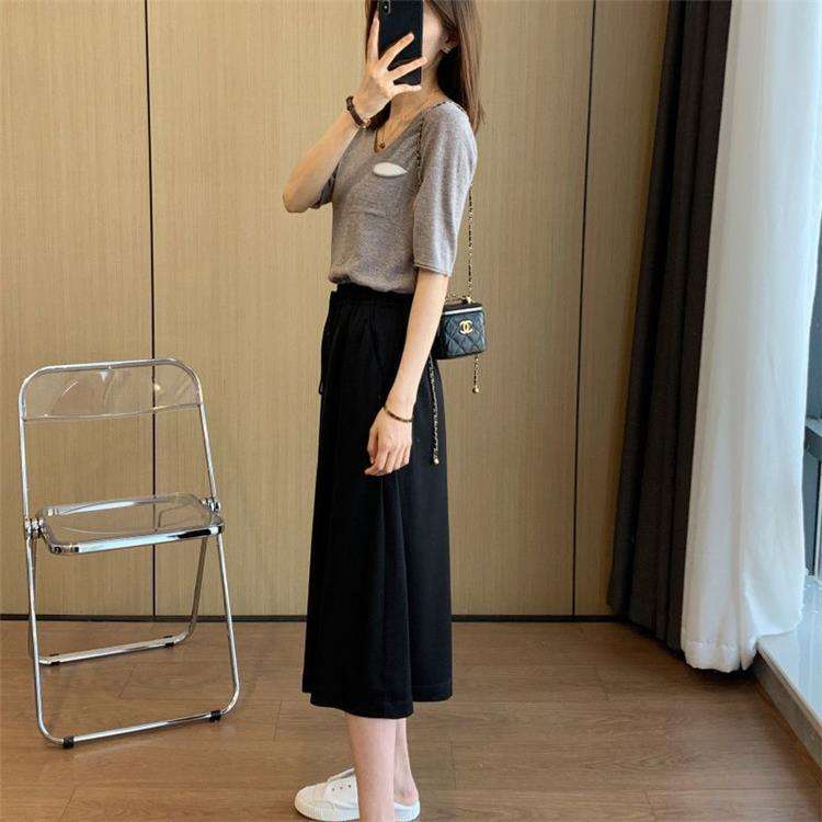 50代ファッション 大人の余裕を感じさせるワイドパンツ