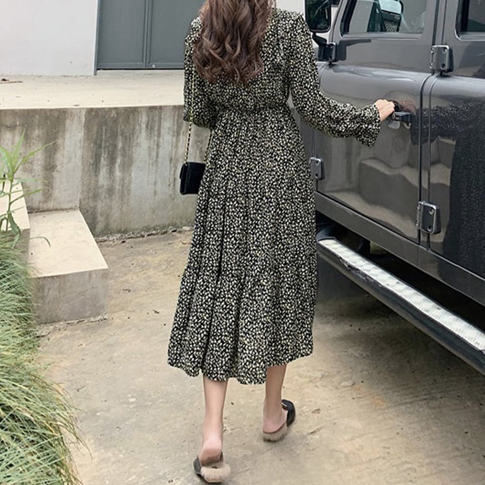 50代ファッション 花柄ティアード長袖ワンピース 上品な小花柄
