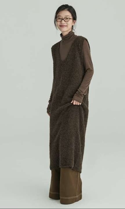 50代ファッション 大人のためウールフープ糸ラージUネックベストニットワンピース