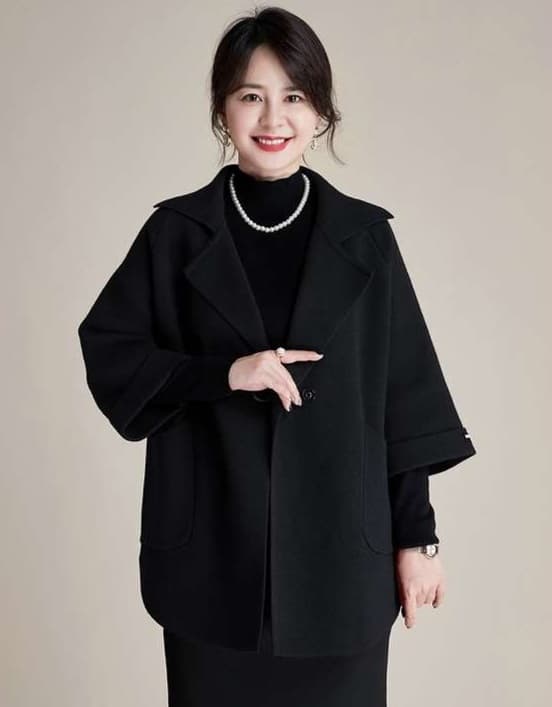 50代ファッション 上品な大人の艶感コート