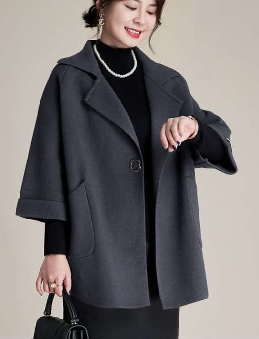 50代ファッション 上品な大人の艶感コート