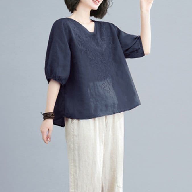 50代ファッション 優美な刺繍入り五分袖ブラウス