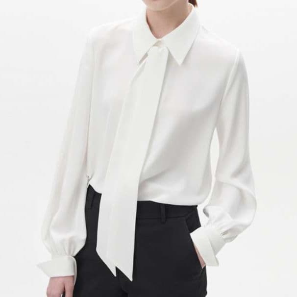 50代ファッション  上品なタイ付きシルクブラウス