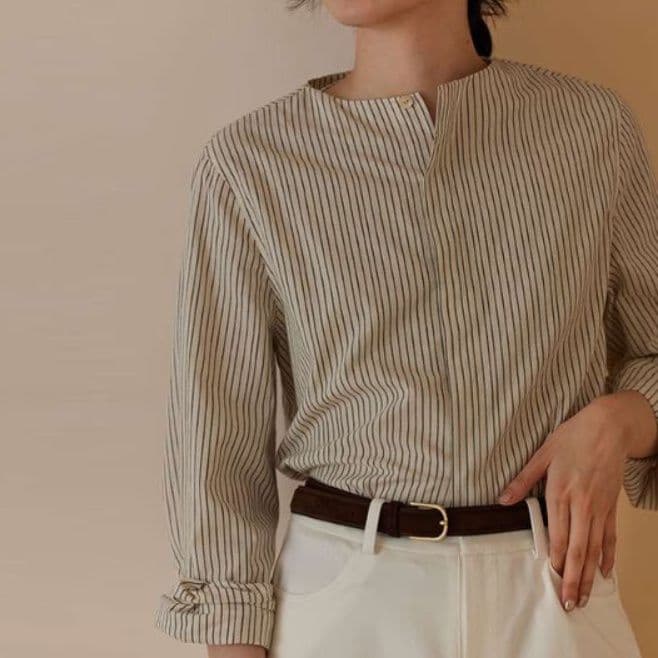 50代ファッション 上品ストライプデザイン襟なしブラウス
