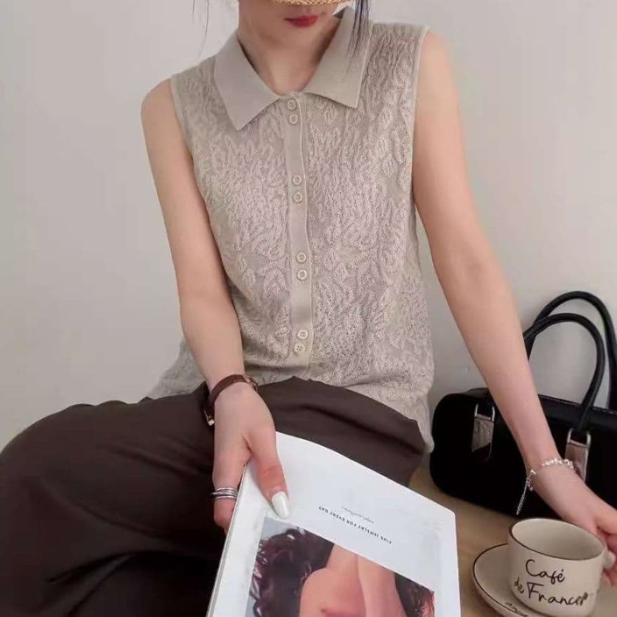 50代ファッション レース模様の上品な袖なしブラウス