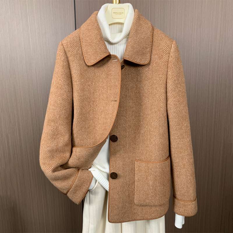 50代ファッション ヘリンボーン柄ショートコート