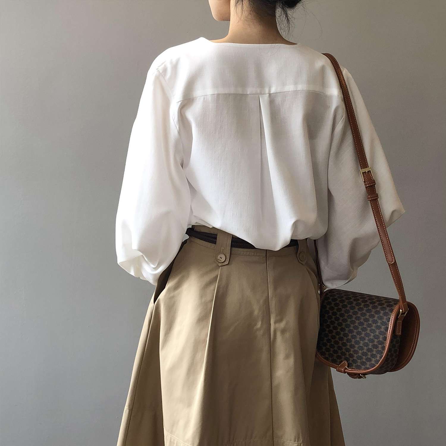 50代ファッション ゆったりシルエットの上品ブラウス