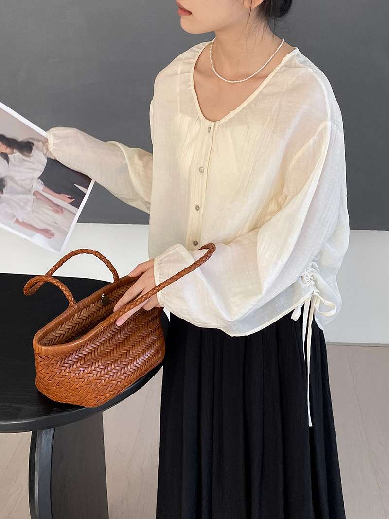 50代ファッション 優美なドレープシャツ