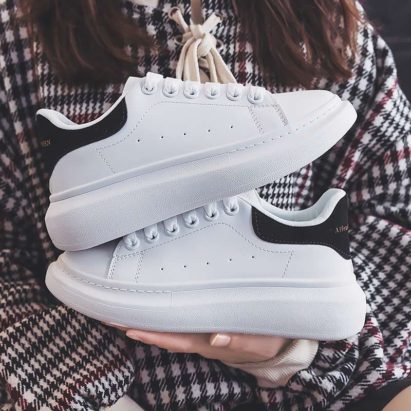 50代ファッション 上品カジュアル革靴スニーカー