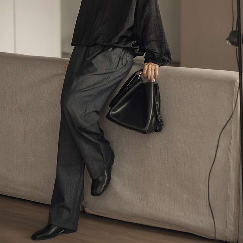 50代ファッション ゆったりストレートスラックス