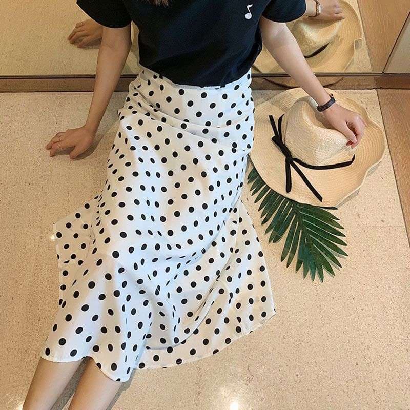 50代ファッション 水玉模様のロングフレアスカート