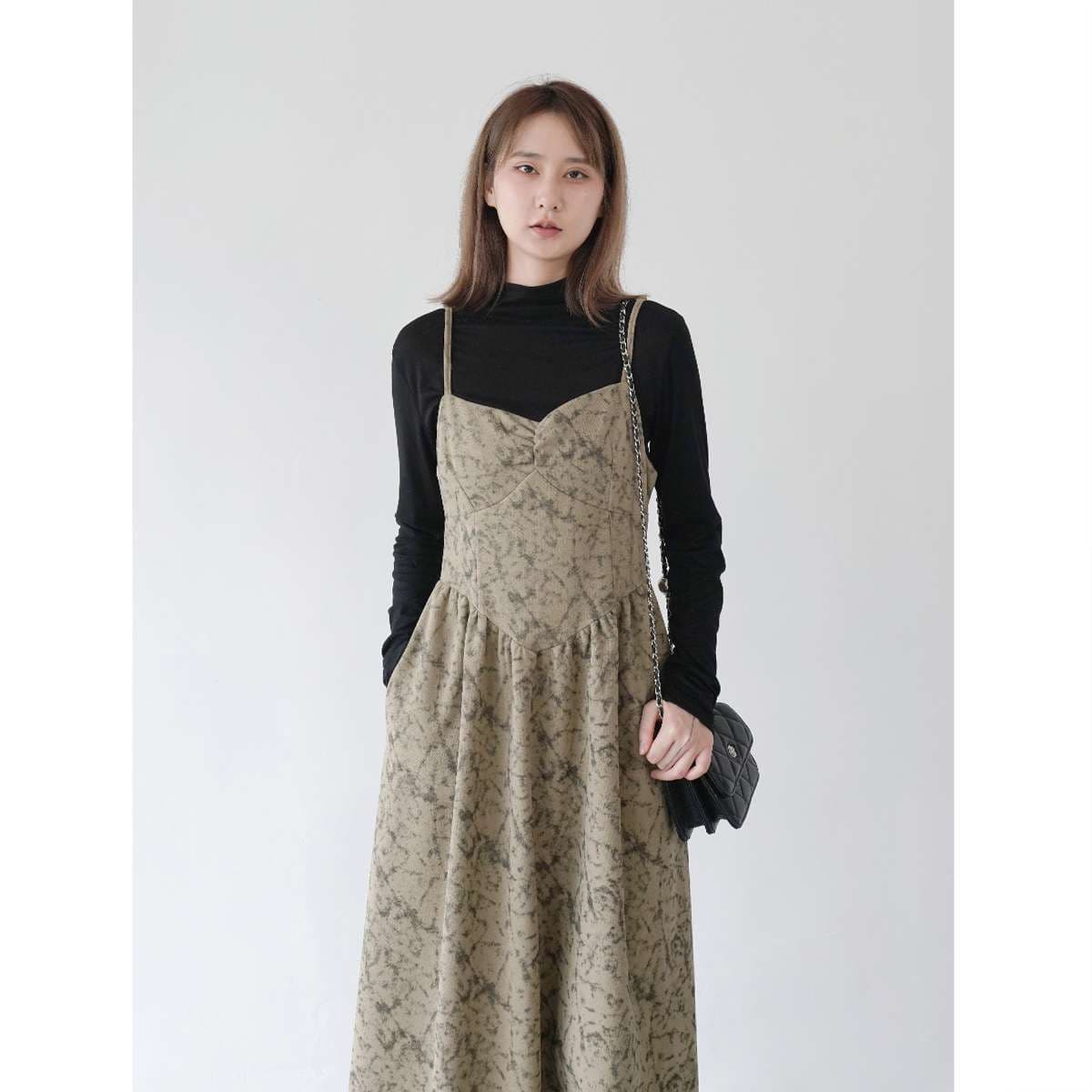50代ファッション 上品なレイヤードマキシワンピース
