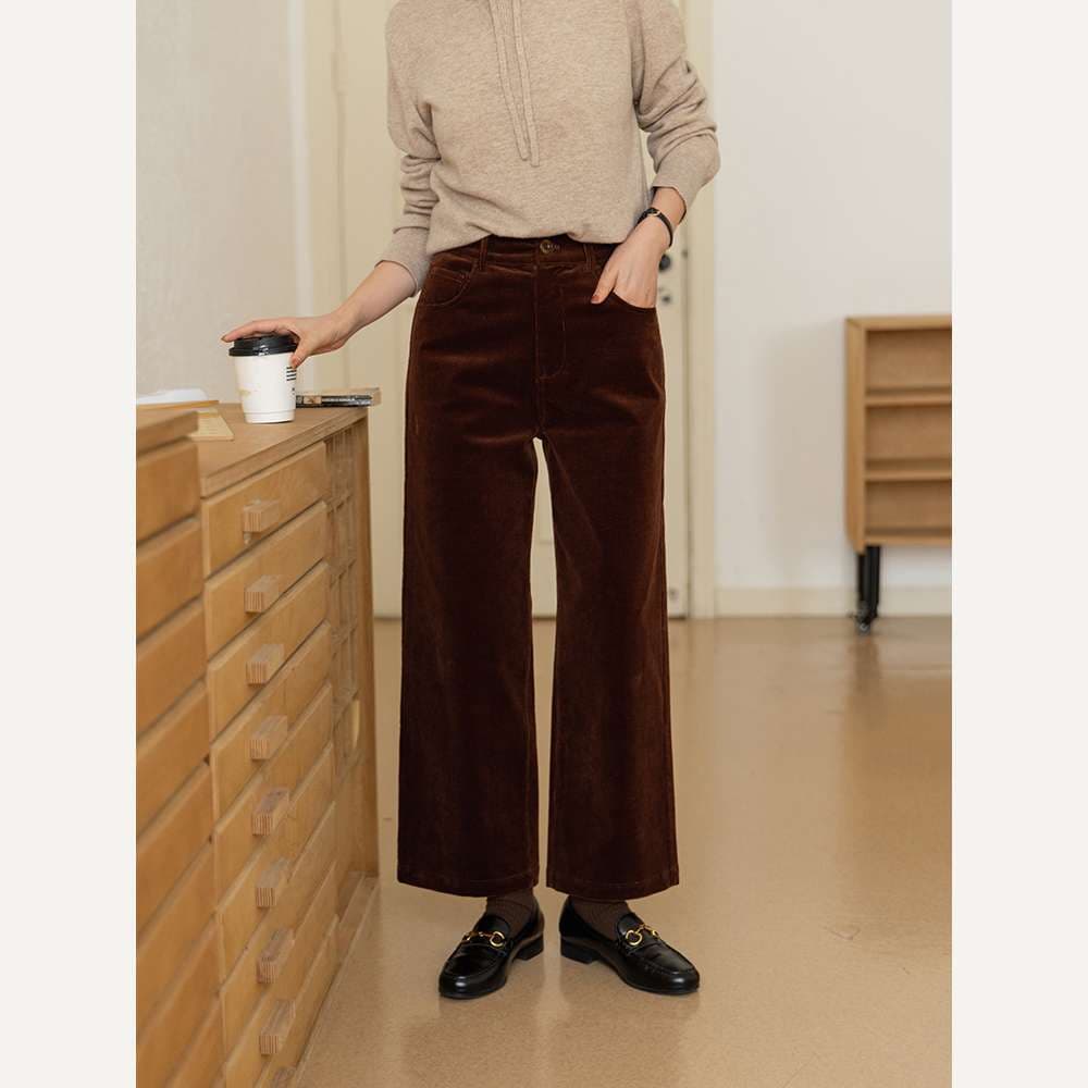 50代ファッション 大人のゆったりコーデュロイパンツ