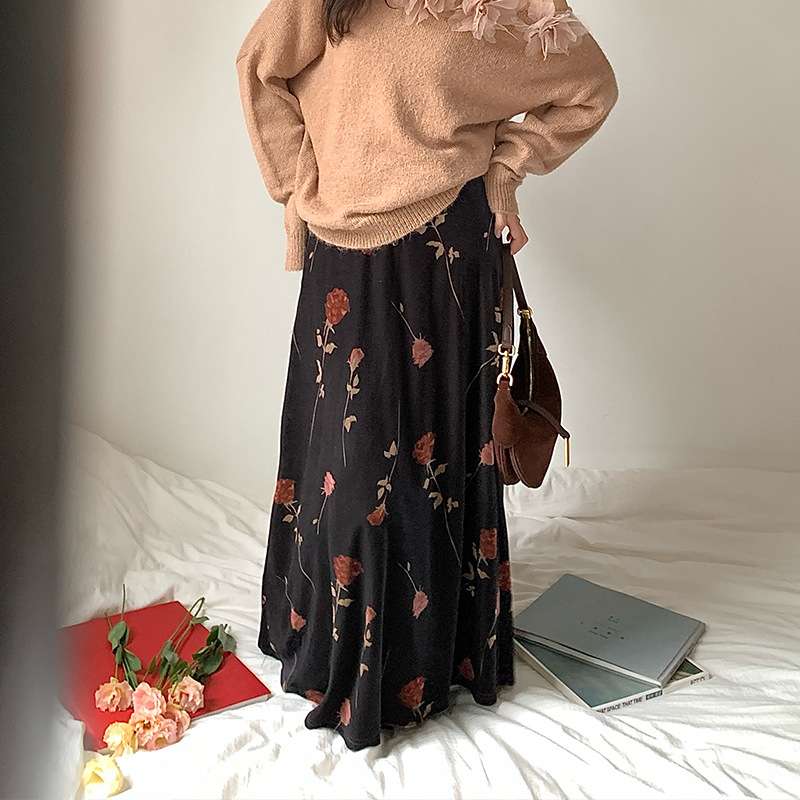 50代ファッション 華やか花柄ロングスカート