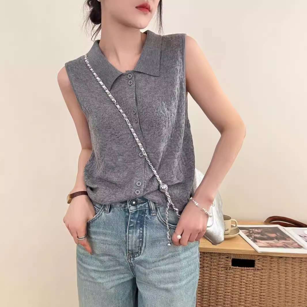 50代ファッション レース模様の上品な袖なしブラウス