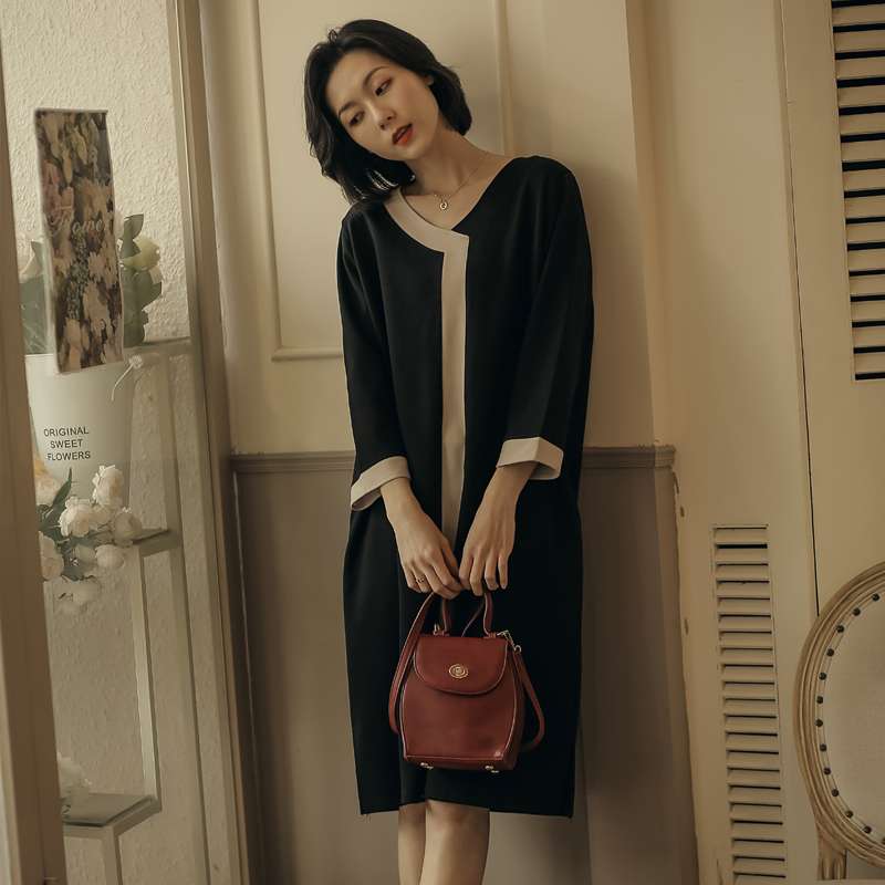 50代ファッション 優雅な大人のゆったりワンピース