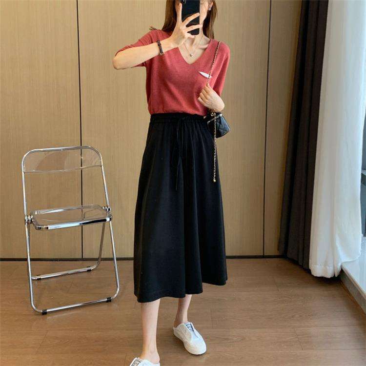 50代ファッション 大人の余裕を感じさせるワイドパンツ