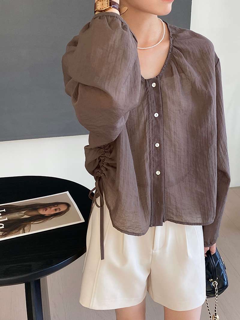 50代ファッション 優美なドレープシャツ