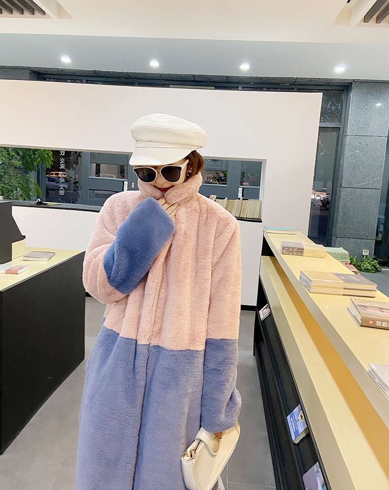 50代ファッション 上品な配色ファーコート