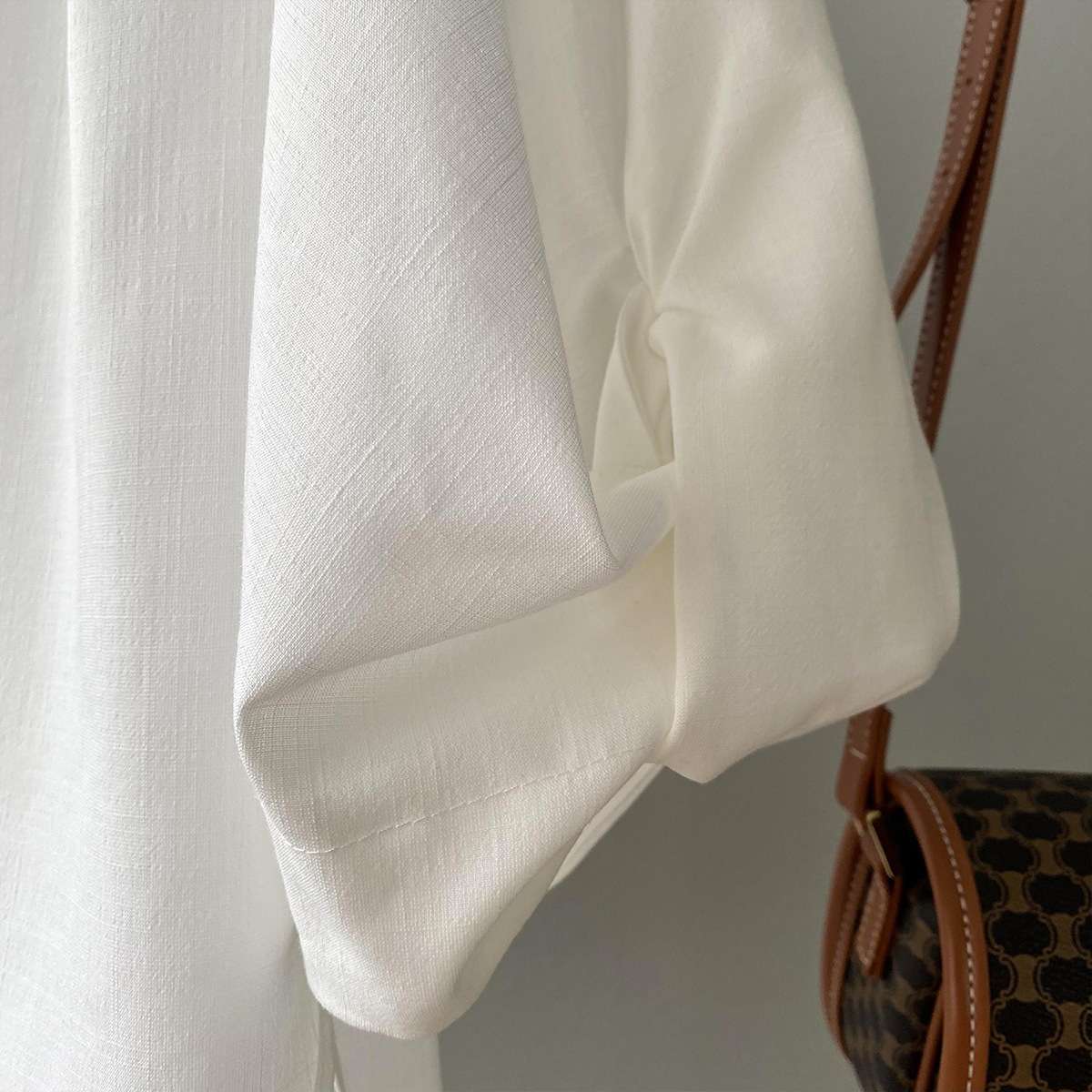 50代ファッション ゆったりシルエットの上品ブラウス