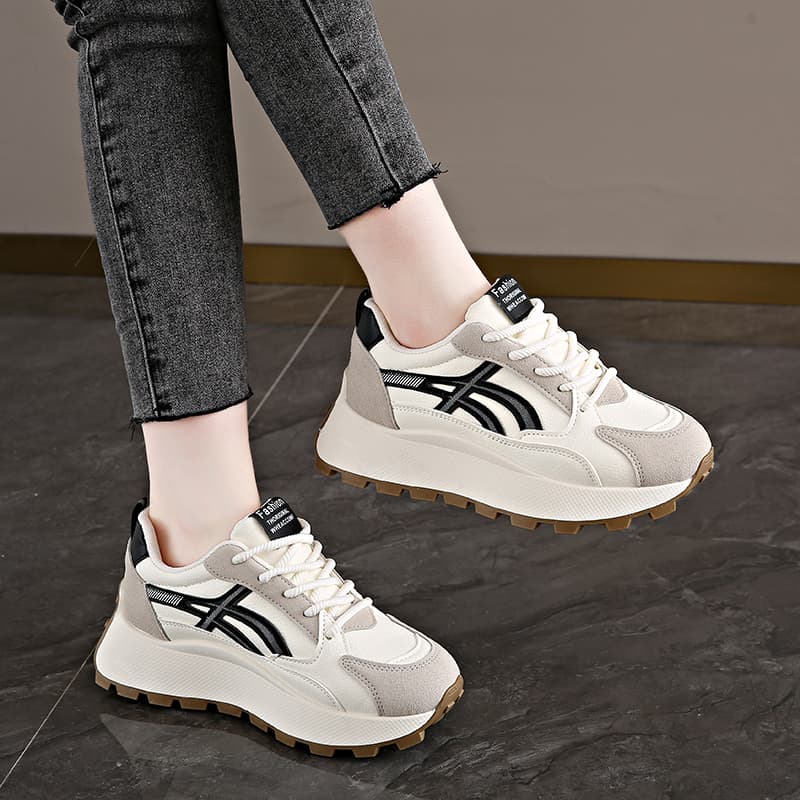 50代ファッション 厚底スポーツスニーカー
