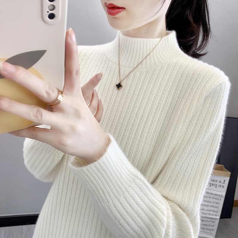 50代ファッション ふわもこ立ち襟リブニット