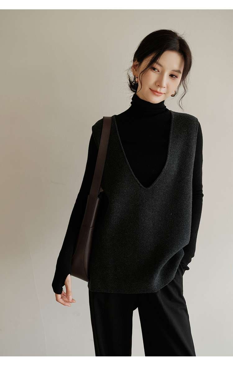 50代ファッション 洗練タートル重ね着ベスト