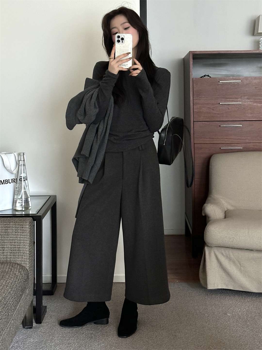 50代ファッション ゆったりワイドストレートパンツ