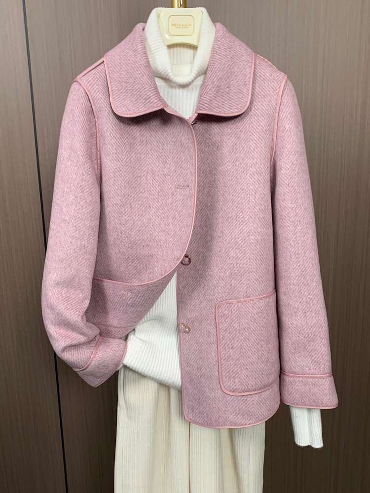 50代ファッション ヘリンボーン柄ショートコート