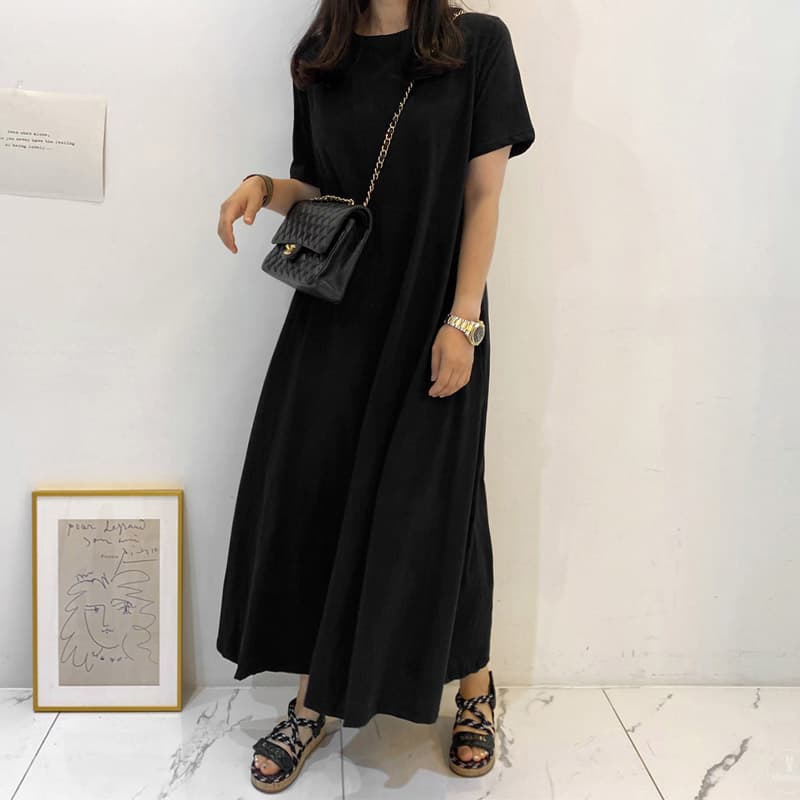 50代ファッション 上品ゆったりフレアロングワンピース