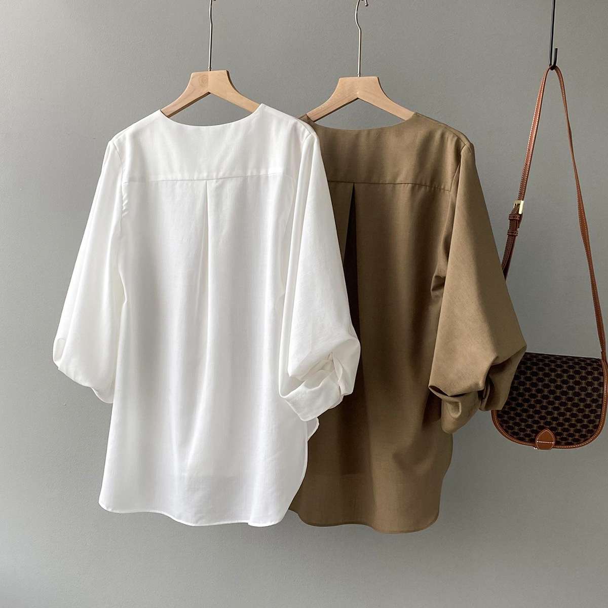 50代ファッション ゆったりシルエットの上品ブラウス