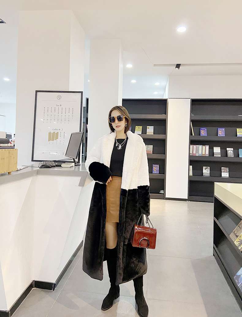 50代ファッション 上品な配色ファーコート