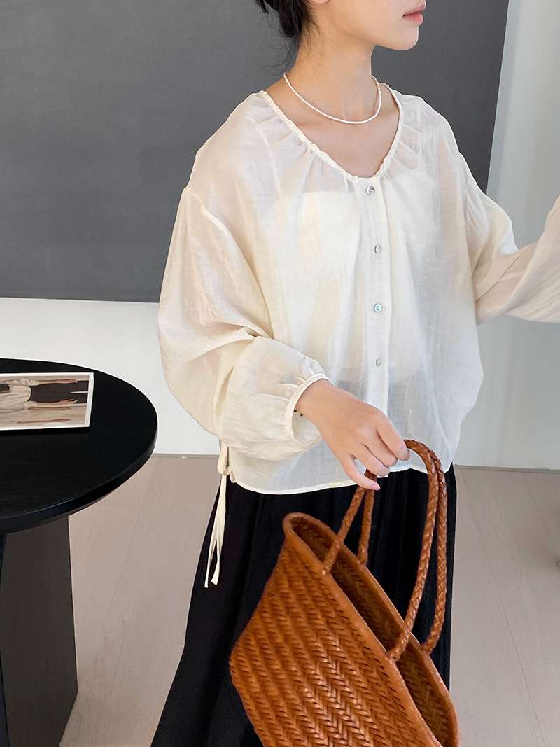 50代ファッション 優美なドレープシャツ