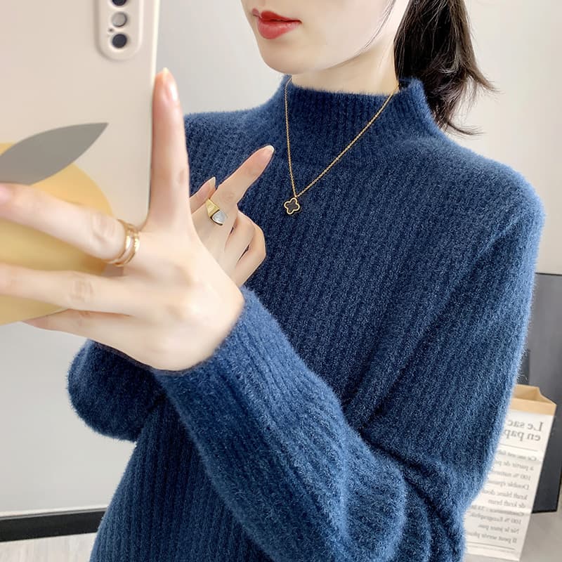 50代ファッション ふわもこ立ち襟リブニット