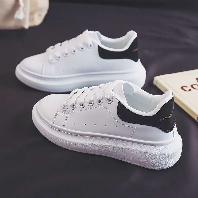 50代ファッション 上品カジュアル革靴スニーカー