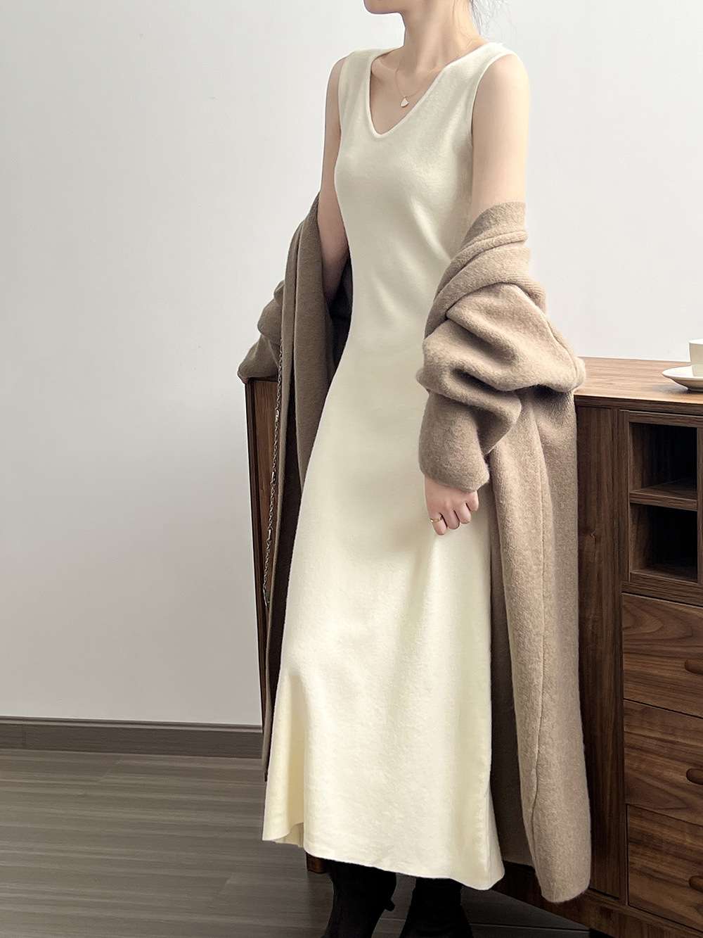 50代ファッション 大人の洗練ノースリーブワンピース