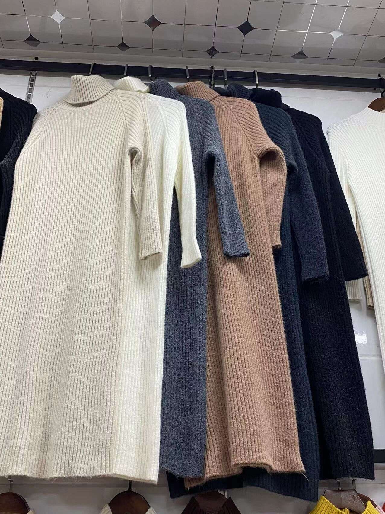 50代ファッション 上品シルエットの長袖ニットワンピース