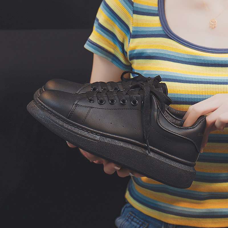 50代ファッション 上品カジュアル革靴スニーカー