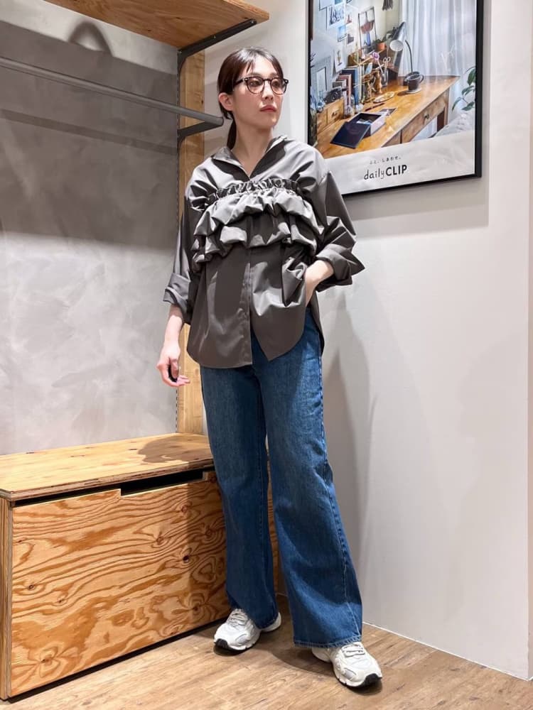 50代ファッション ゆったりワイドデニムパンツ